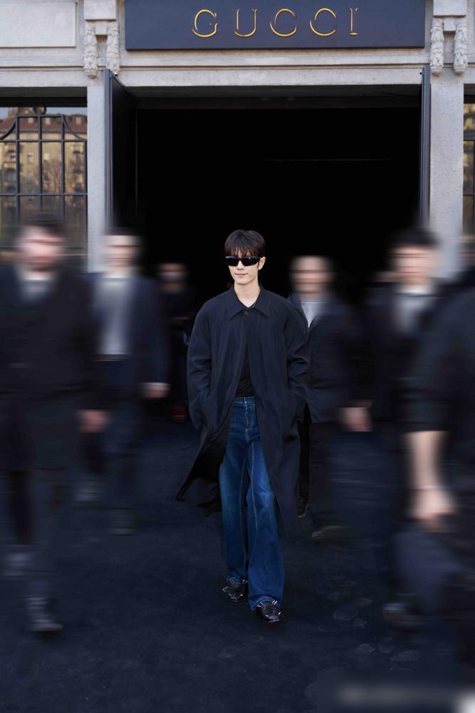 奢侈品圈的傲慢被他彻底砸碎了。两大顶级豪门为了等他一个人入场，竟然掐着表推迟了大