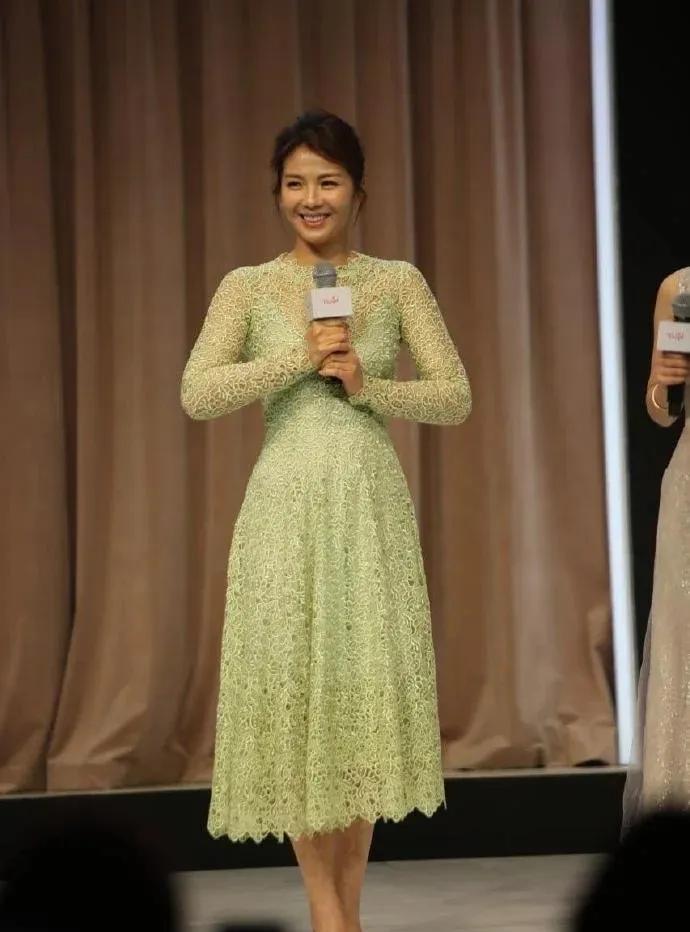 刘涛真的太端庄优雅了，妈妈味好浓。#刘涛，美女#
