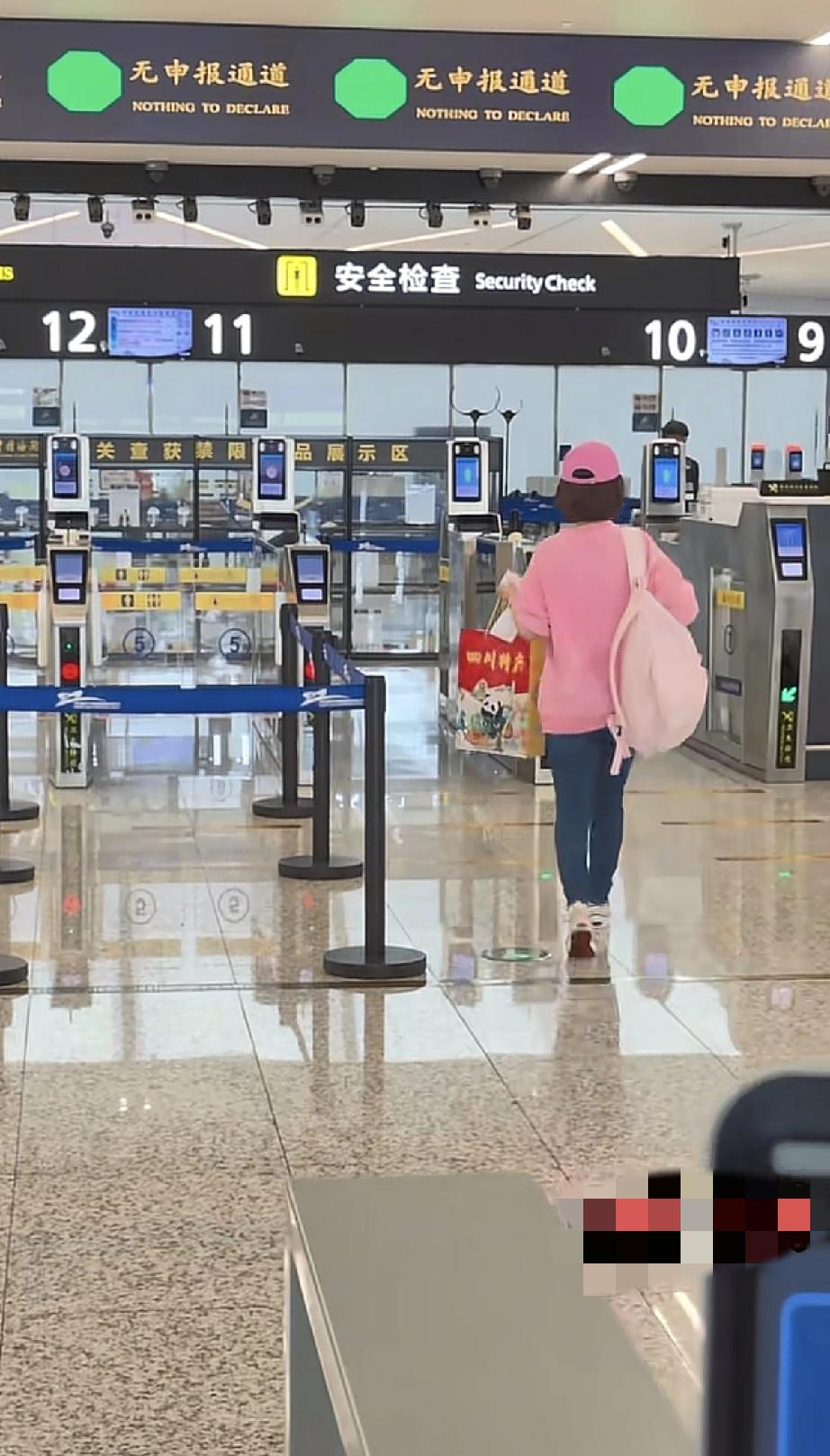 潘迎紫这背影，哪里像是81岁的老太太？4月5日，潘迎紫在成都录完胥渡吧节目之