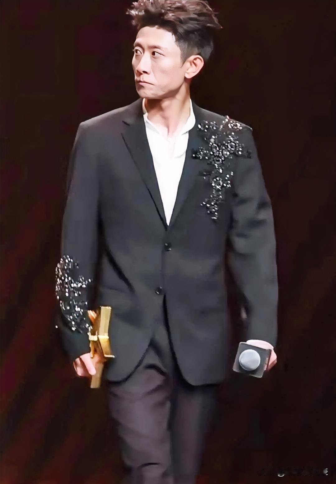 张一山这双鞋，在国剧盛典红毯上赢麻了！就在12月16日的《2025国剧盛典》