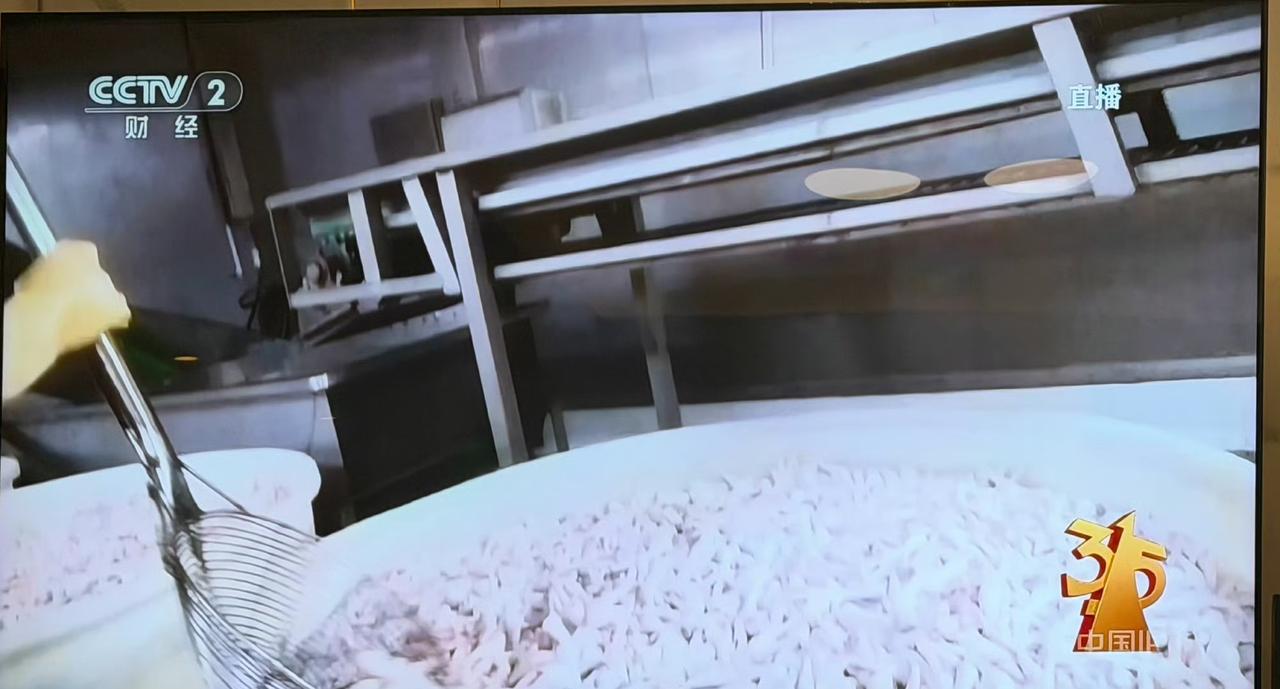 央视3·15曝光无良商家鸡爪用双氧水泡！小编有时候总是很奇怪，那些鸡爪明明颜