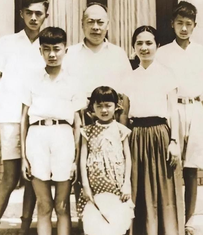 1974年，陈毅夫人张茜病重弥留之际，盯着三个儿子只说了一句话：“妹妹不出嫁，你