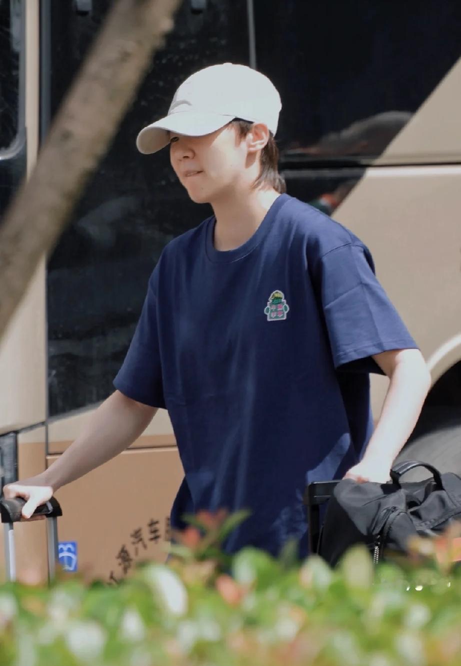 王曼昱今日下午落地上海，从北京出发赶往上海参加亚运会封闭训练。曼昱虽然带着帽子
