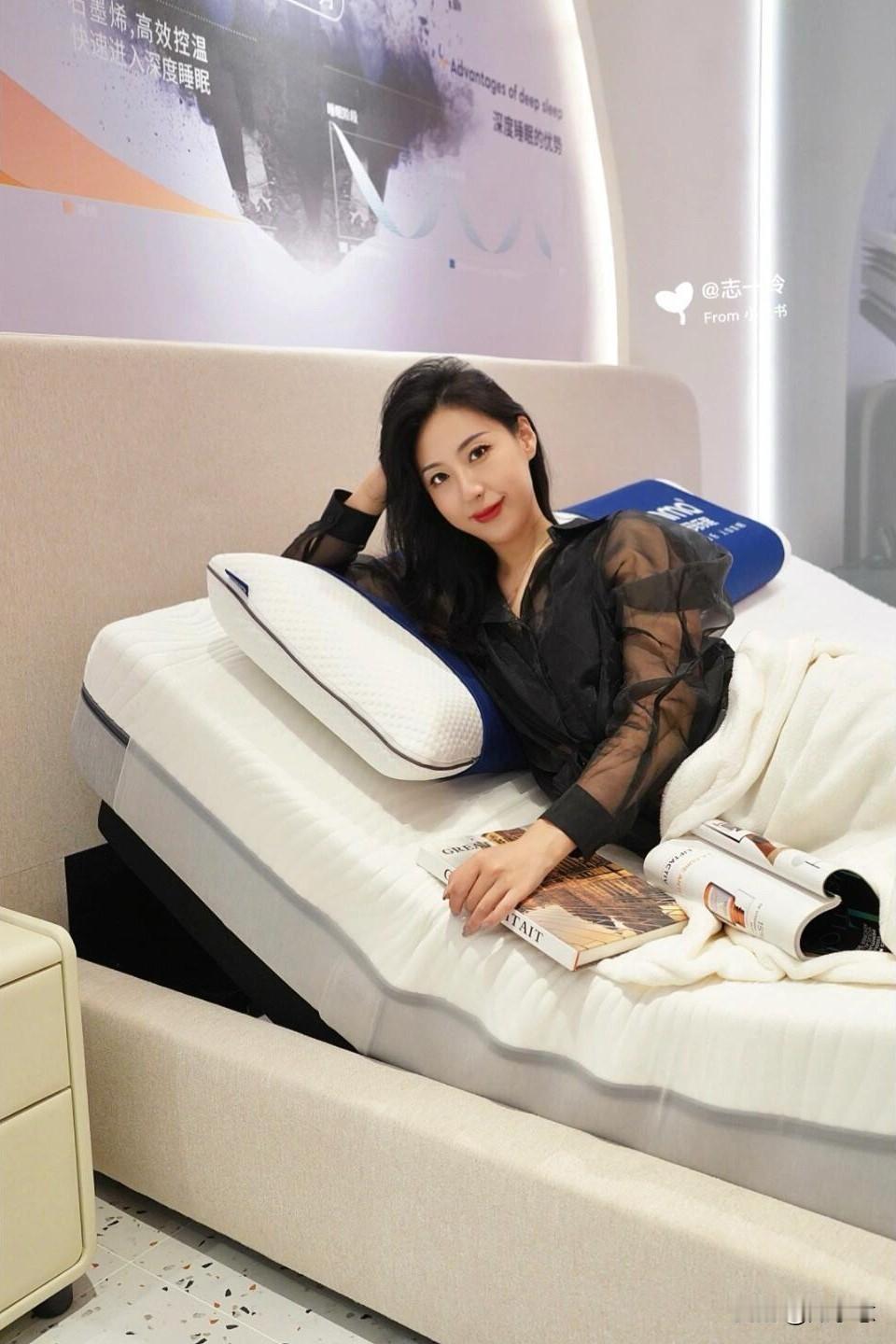 优雅穿搭指南：黑色透视衬衫搭配黄色耳机，时尚又舒适。