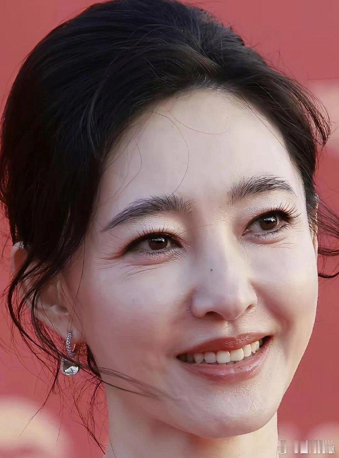 王丽坤自带清冷脱俗的气质，优雅又高级，独特的美感让人看得目不转睛。