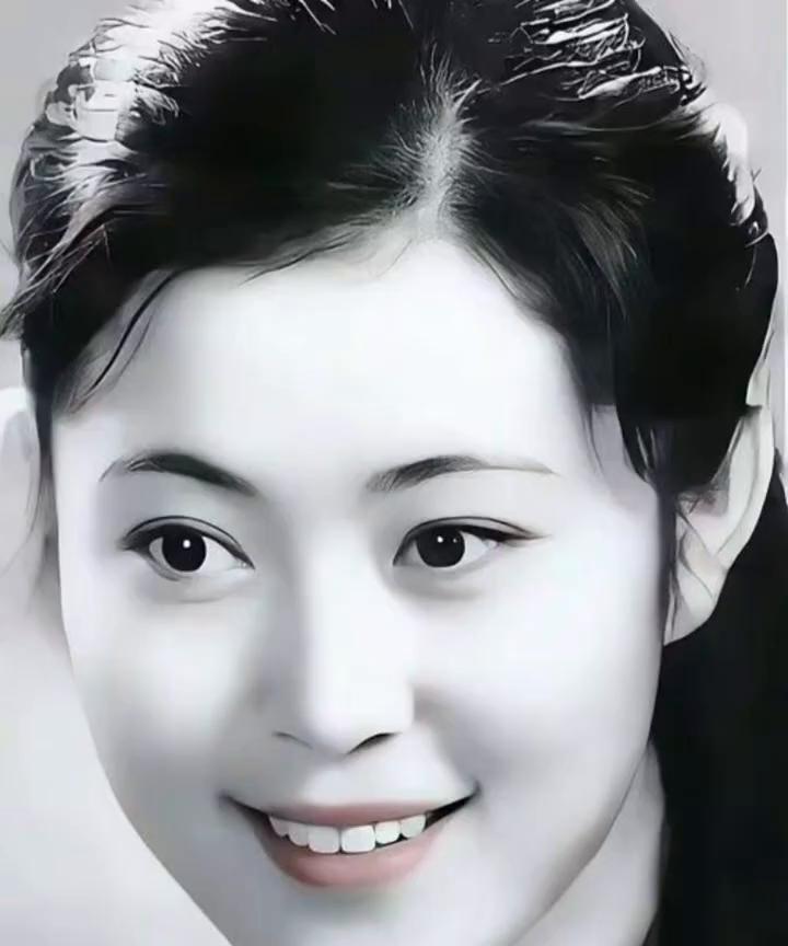 说实话，她年轻的时候比陈红还要美，是那种天生的漂亮。眉毛细细弯弯的，眼睛又大又有