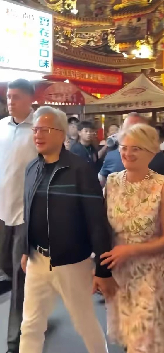 英伟达总裁黄仁勋带妻子回中国台湾看望父母，他父亲96岁，母亲也九十多岁了，但二老