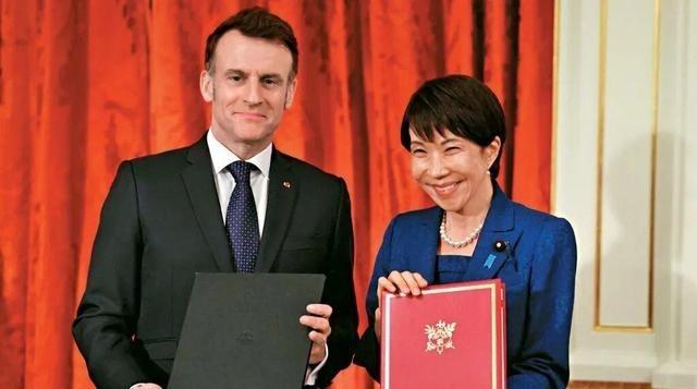 马克龙G7突连线中国，高市早苗终于发现：费尽心思拦中国入G7，拦住的却是自己的脸