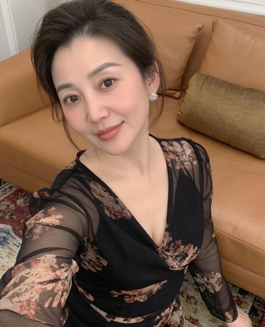 很多人的婚姻轨迹中，似乎早已埋下二婚的伏笔。命运无形的手，会在某个时刻推着你，走