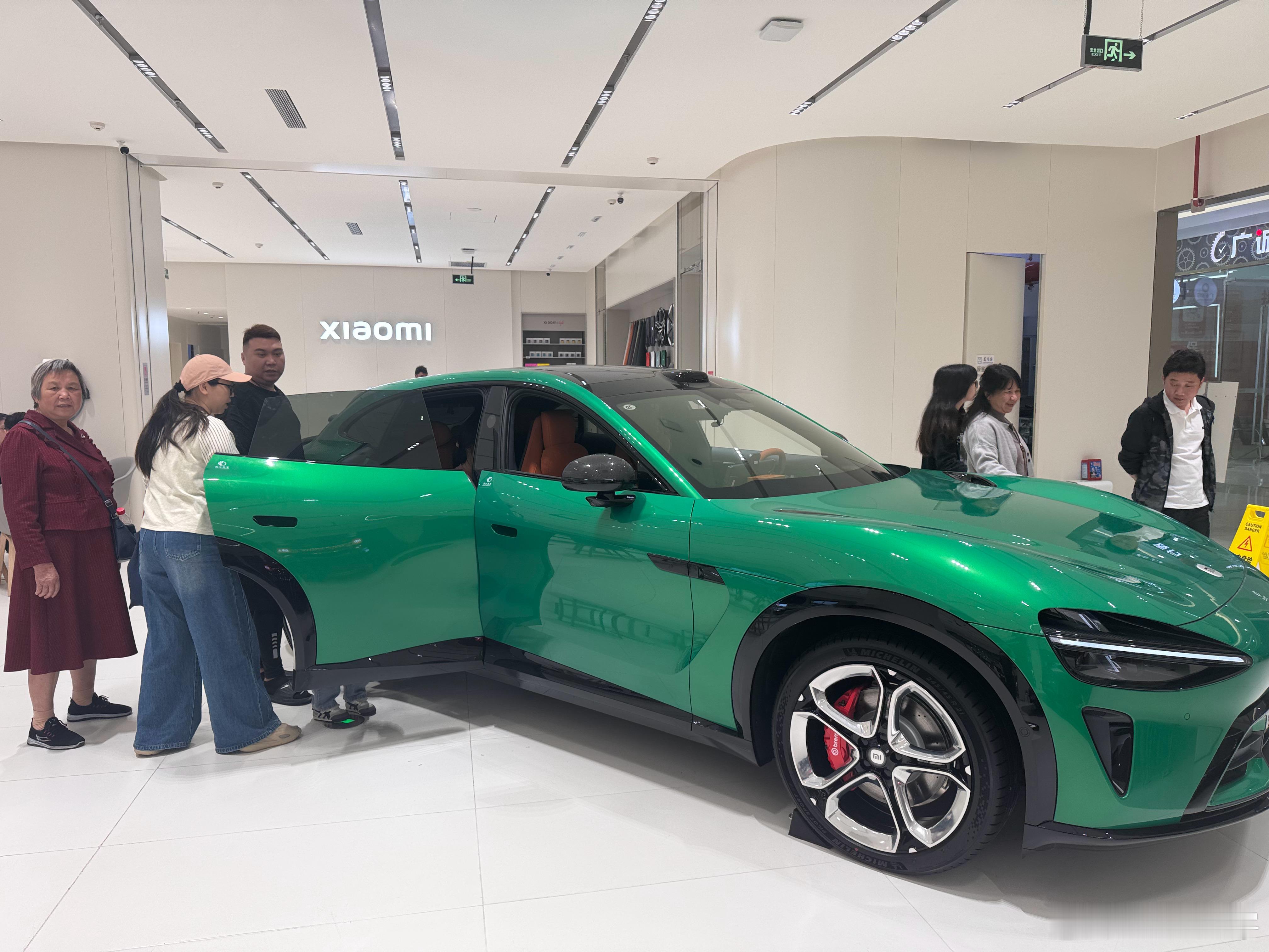 电哥小米探店1：所有的展车都默认安装了小米汽车后装的配件，包括后排屏，屏幕氛围灯