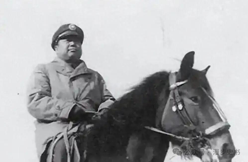 雪中送炭关麟征1927年8月蒋介石第一次下野后返回溪口，当时还只是团