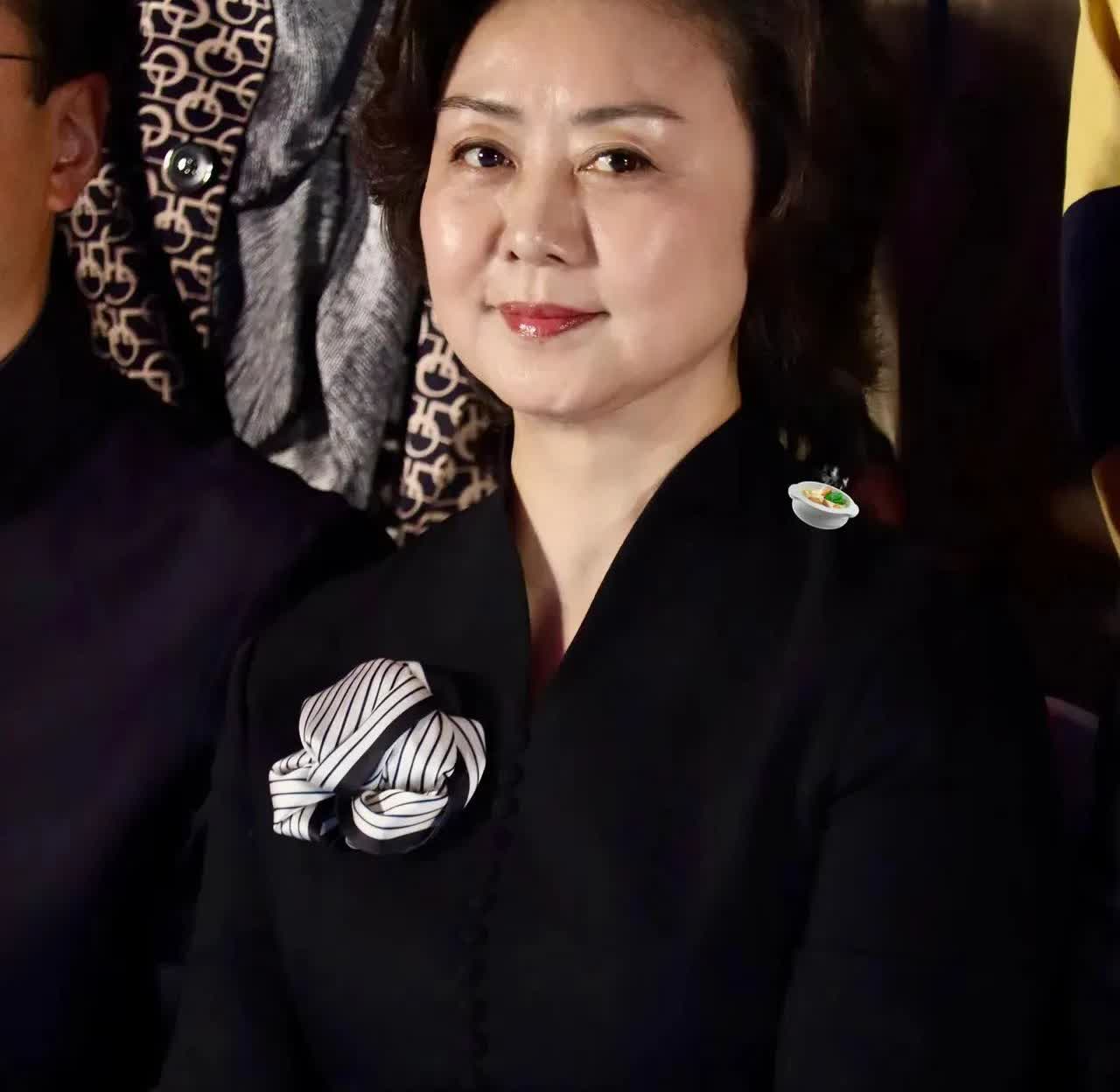 59岁的李胜素，面部的皮肤还是这么紧致，发型还是这么干练，气质还是这么高雅，状态