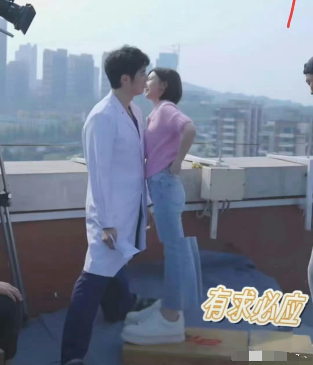 展博出息了[doge]，接吻戏了，还是跟毛晓彤～就是这两的接吻💋姿势太招笑了[捂