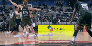 不受窝囊气，邱指导用大招激发高速斗志。一个看似比较正常的庆祝动作，使得克里斯吃