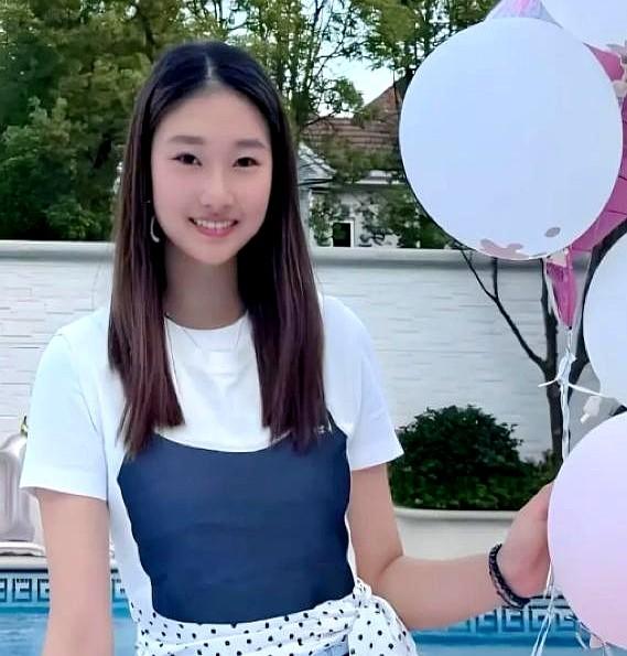 17岁的文君竹穿蓝白长裙过生日，没想红，也没想火，只是静静长成了让人舒服的样子。