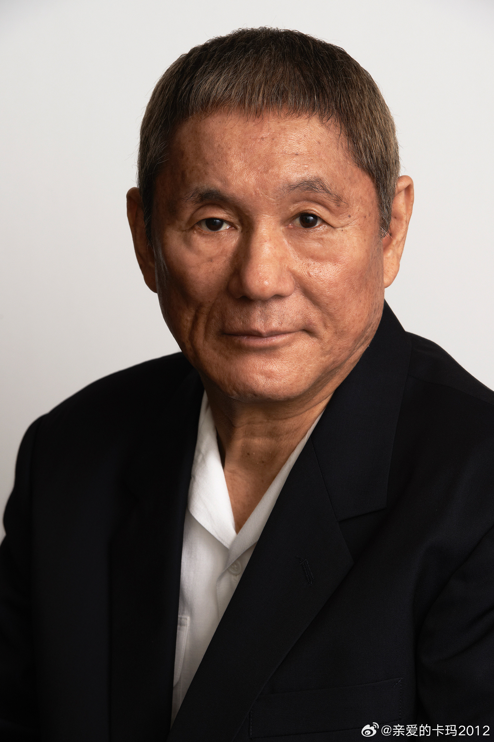 日本导演北野武，年轻时师从喜剧艺人深见千三郎。他在自传《浅草小子》里讲述了这段往