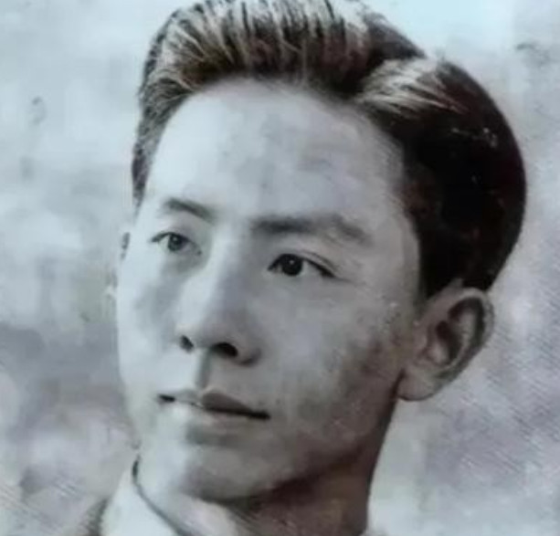 1948年，一位共产党员被捕，为保命他主动透露12人名单，特务们喜不自胜，可当看