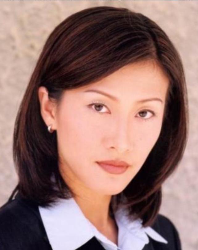 2001年，陈慧珊一心攀附权贵狠心抛弃相伴多年丈夫，满心笃定能嫁梁锦松上位，不