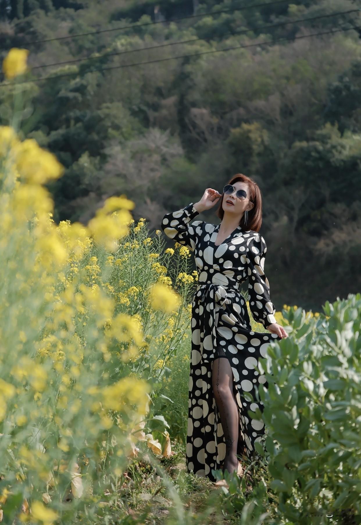 春日生活打卡季阳光下的花田漫步，时尚与自然的完美融合。