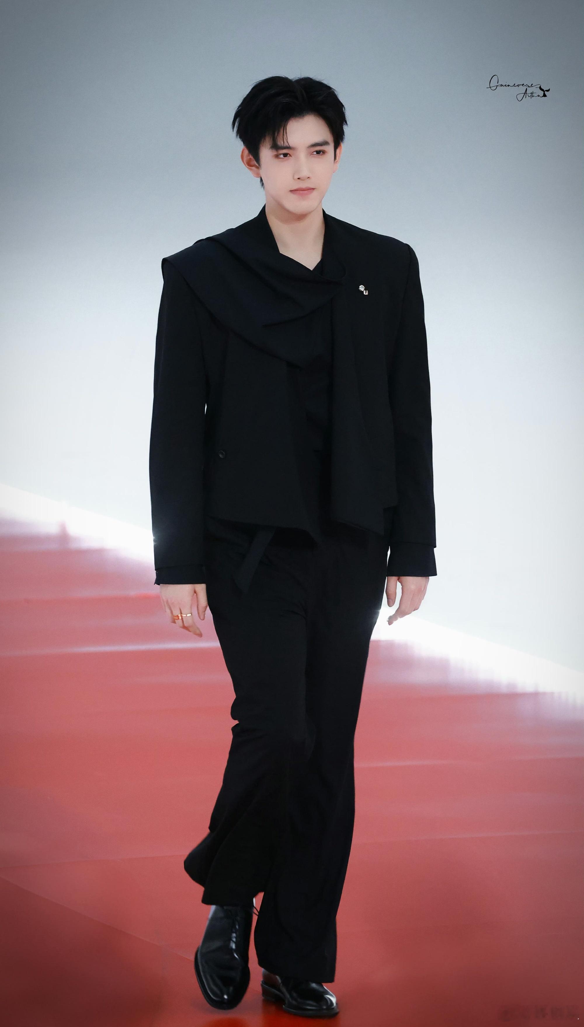 陈飞宇穿的衣服是自己设计的有一说一，他这个条件当模特真的很奢侈。五官立体、比例