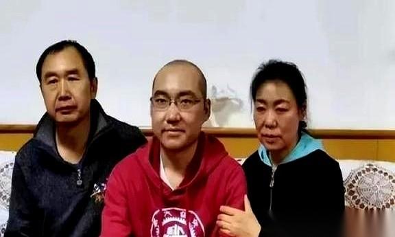2019年，29岁的上海交大硕士张迪，在老父亲刚把造血干细胞换进他体内仅仅几个月