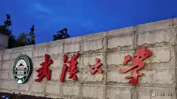 男孩子就算不长湿疹，也会偶尔痒，偶尔会抓一下。请问一下，男孩子在桌子底下挠痒