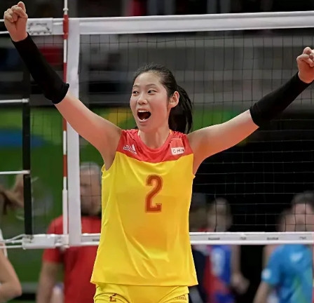 中国女排到底是朱婷不行还是赖亚文、蔡斌、赵勇执教不行。朱婷没关系，没背景，普通