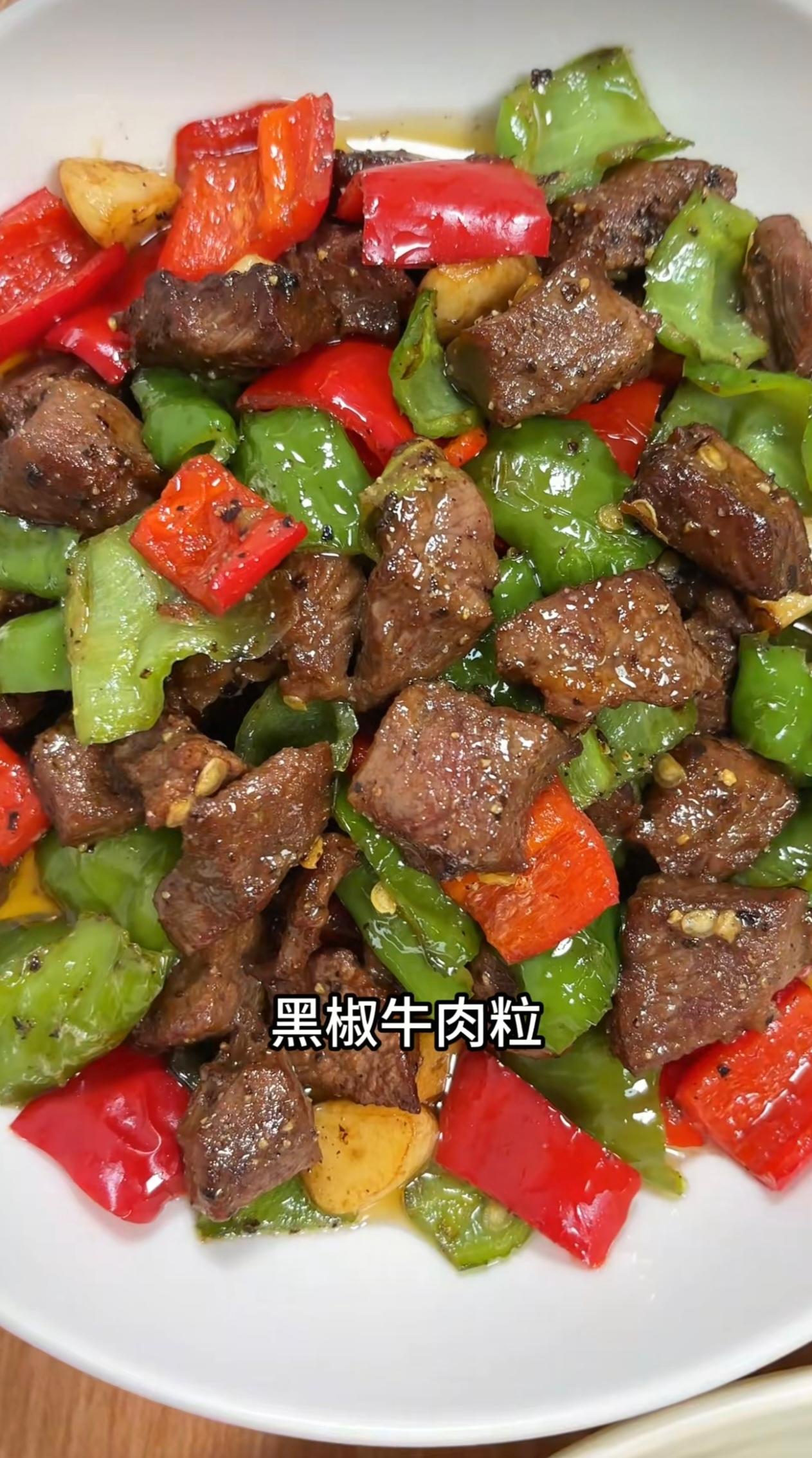 下班推开门，饭菜香味瞬间裹住我，婆婆已做好了午饭。黑椒牛肉粒、香干炒猪耳、豆