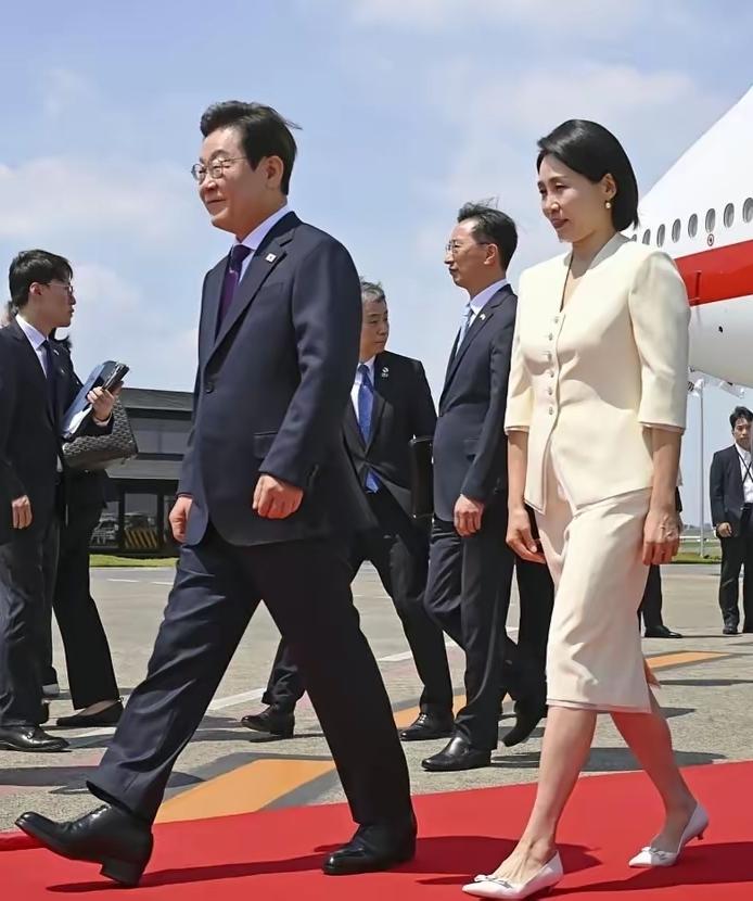 如果李在明再不重新审视韩美关系，他将跌落神坛！可以说李在明是继文在寅之后韩国人