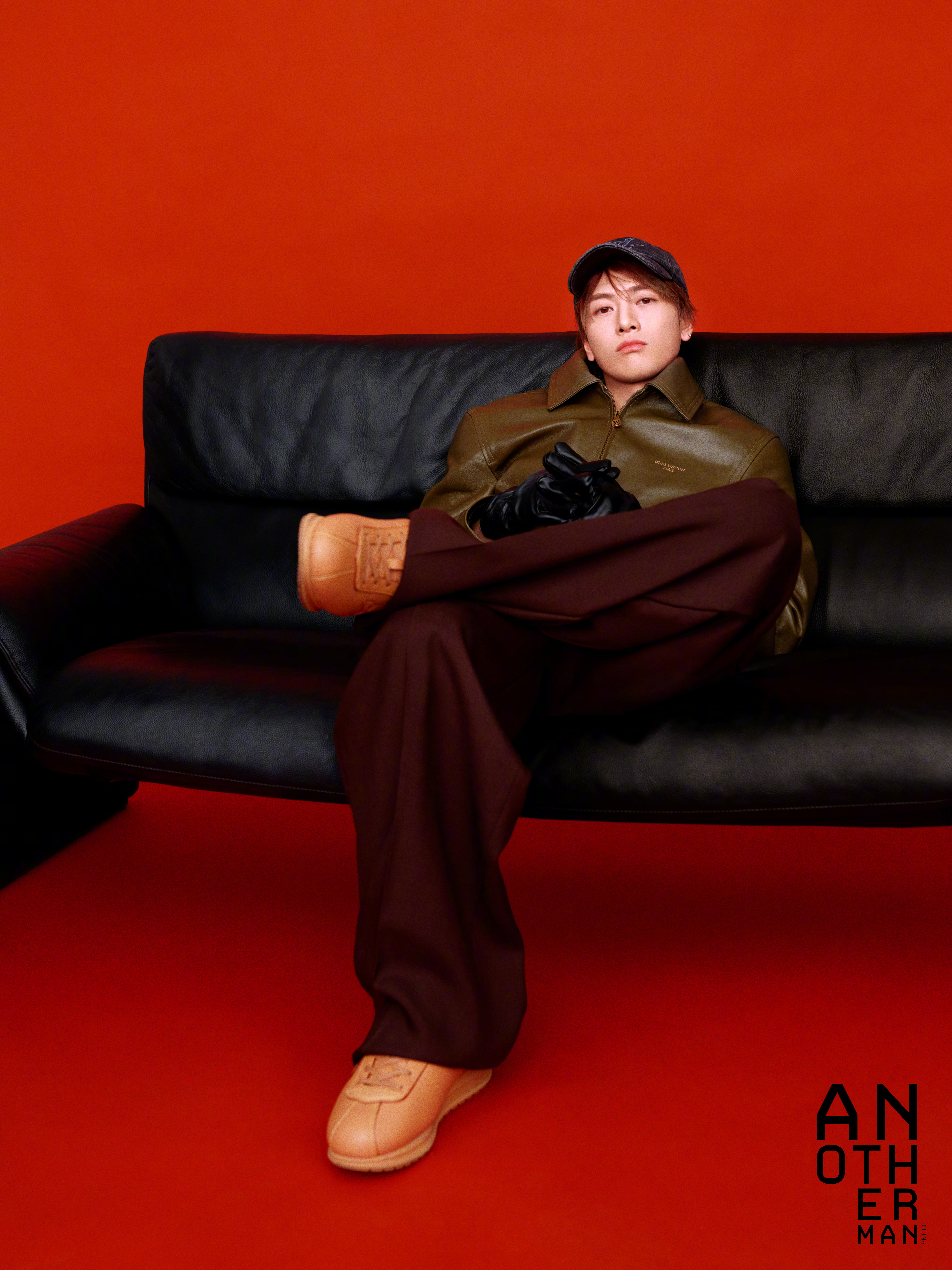 王嘉尔XAnotherManIssue16开年刊封面，身穿LOUIS