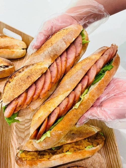 为什么法国人主餐吃法棍还能吃得饱？很多人看法国人吃饭都纳闷：主餐就一根法棍，