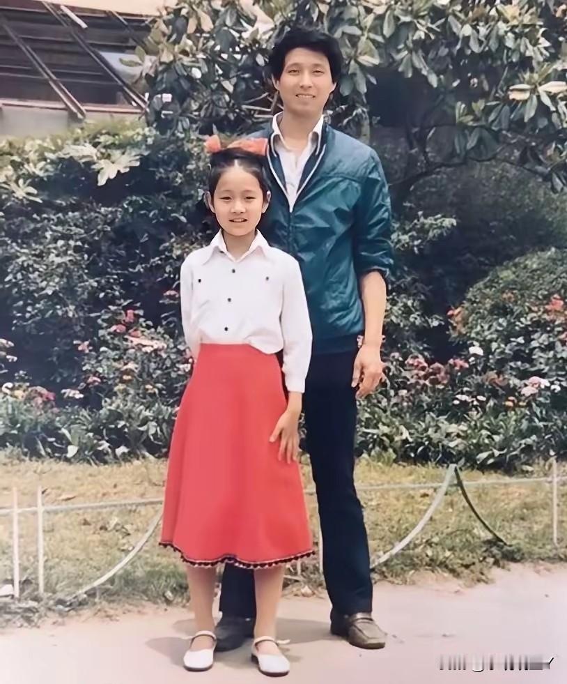 1985年，9岁的马伊琍和她父亲的留影，真是惊艳了时光。