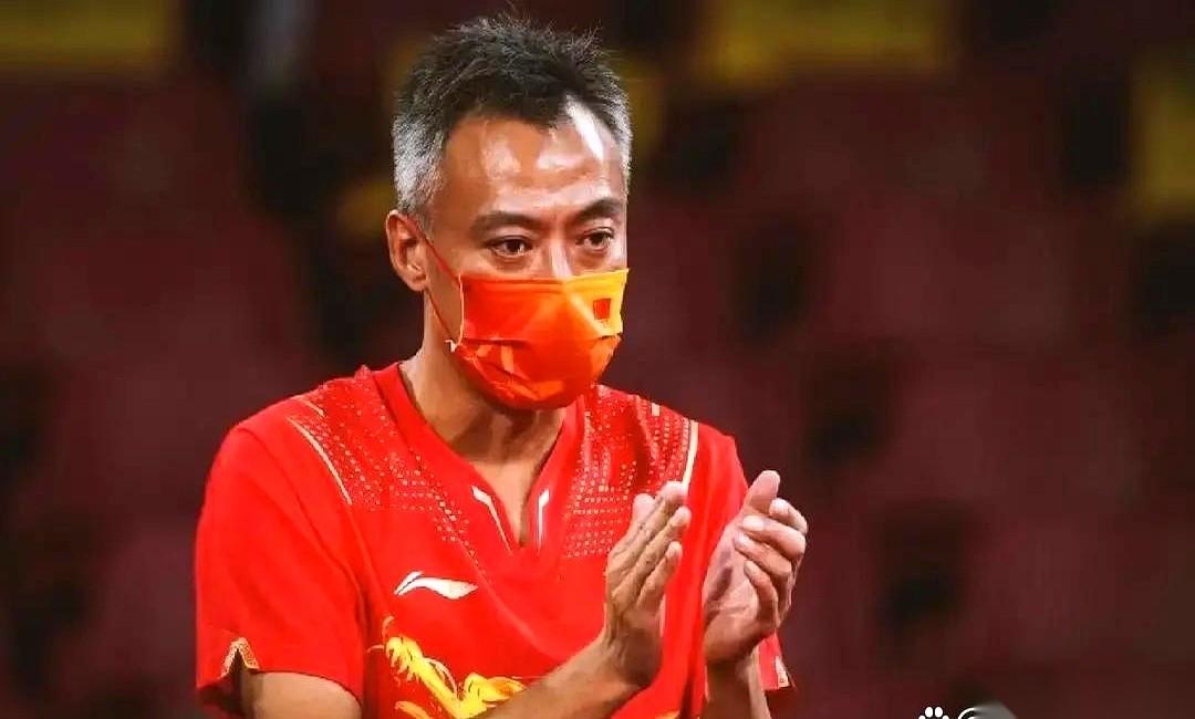 网上都快吵翻天了，问樊振东到底什么时候回来。结果今天，国乒直接把一份教练名单拍