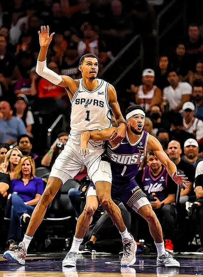 布克被文班亚马打服了！近日，布克在采访中谈到了全明星正赛中的对手文班亚马时表