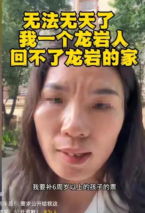 刚开始还有点同情这个单亲妈妈的，觉得她离异独自带娃不容易，情绪不稳定可以理解。后