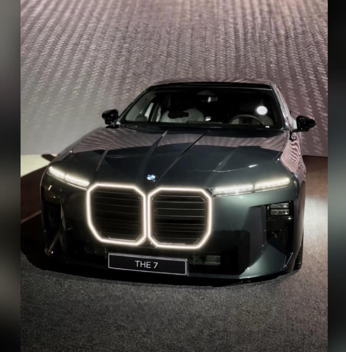 新款宝马7系。实拍图泄漏，连内饰也改为最新的设计风格