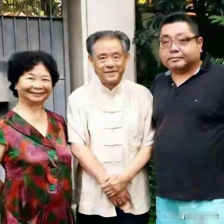 徐湖平的儿子如果真的逃掉了，那肯定是有人故意放跑的，徐湖平已经相当于活死人了，下
