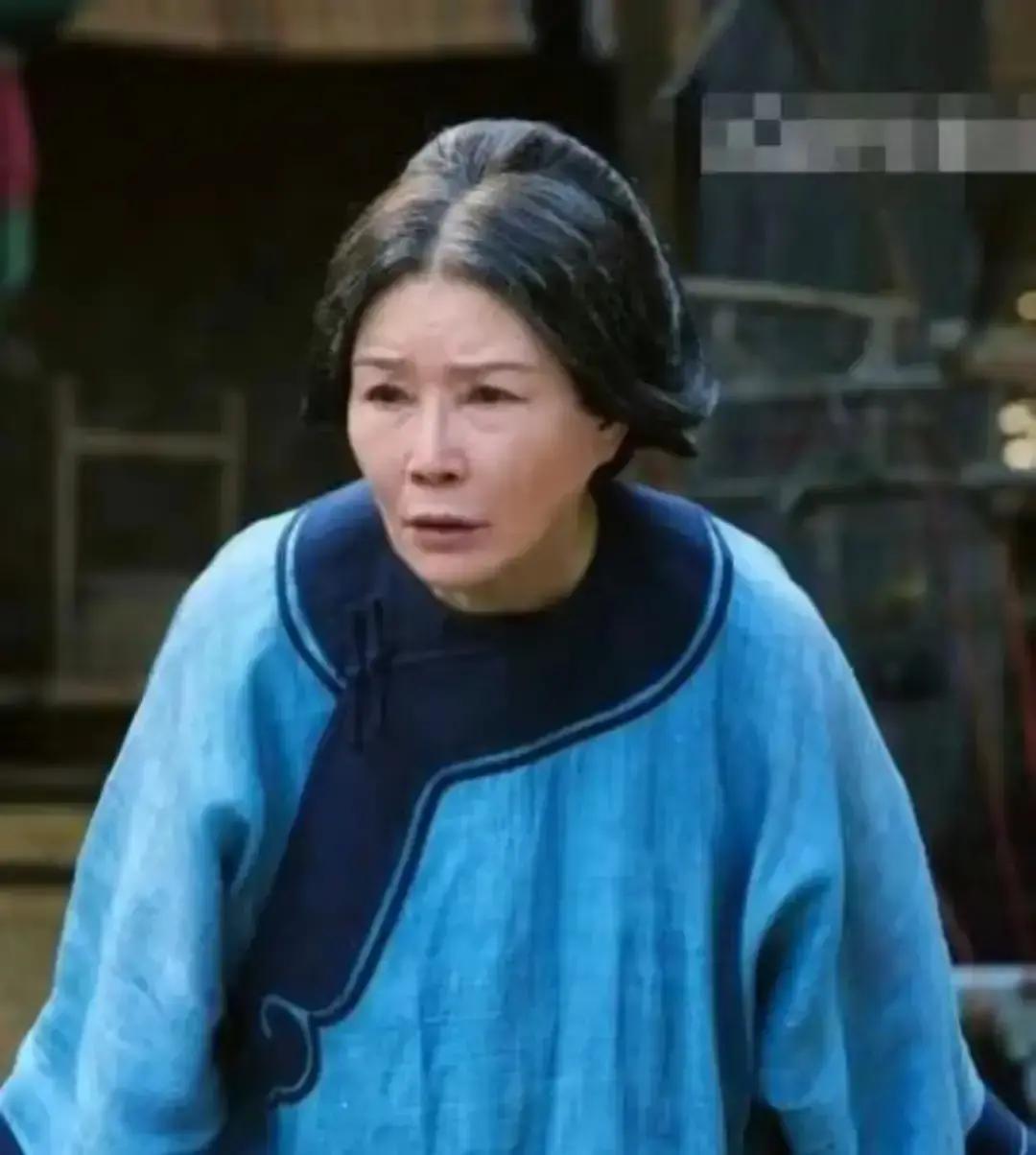 “看到没，朱茵一抬眼，弹幕直接哭崩！”70岁的她，在《大生意人》里演男主老