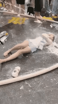 这些人把泼水节过成啥样子了，欺负小姐姐呀，不讲武德