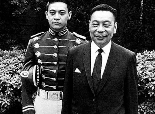 1988年，蒋经国去世。生前立下遗嘱，把银行存款留给儿子蒋孝勇。蒋孝勇迫不及待到