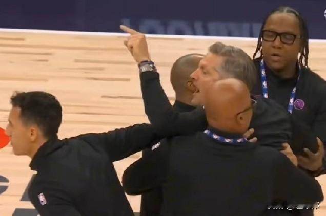 忍无可忍！芬奇回应怒喷裁判：“我忍了很久。”“这些人太过分了。”“就