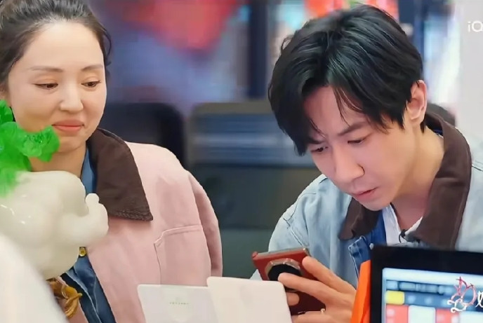 看了董璇这个表情，“妈妈感”更重了！不像是和丈夫的婚姻模式，倒像是多了个儿子。
