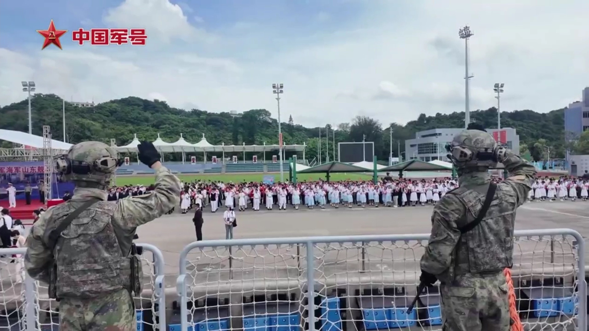 香港回归祖国28年山东舰编队访问香港随舰特战队员佩戴了耳机​​​