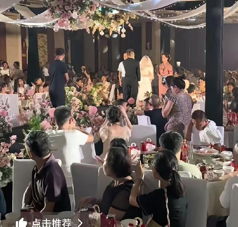 昨天刷到一场10分钟婚礼，直接给我看愣了——12点08分新人上台，没司仪念稿，没