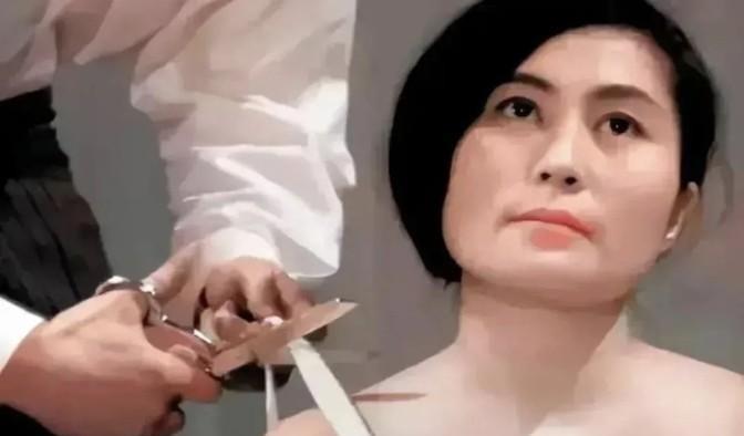 1964年，31岁日本女人下跪，请求：“来吧，剪下我的衣服，随便哪里都行。”台下