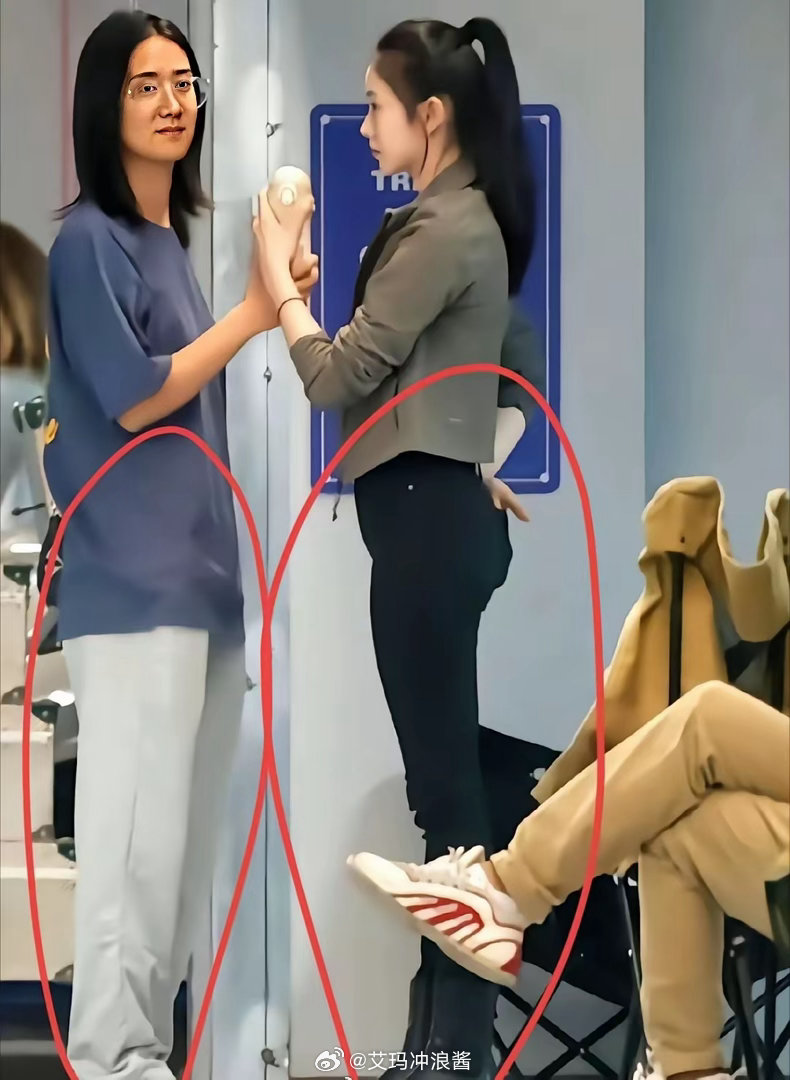 刘浩存用自己证明：修身裤比宽松裤好看太多。