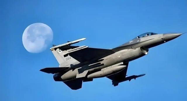 就在刚刚，中国台湾空军司令部突然宣布，1月22日，针对岛内F-16V战机6日晚间