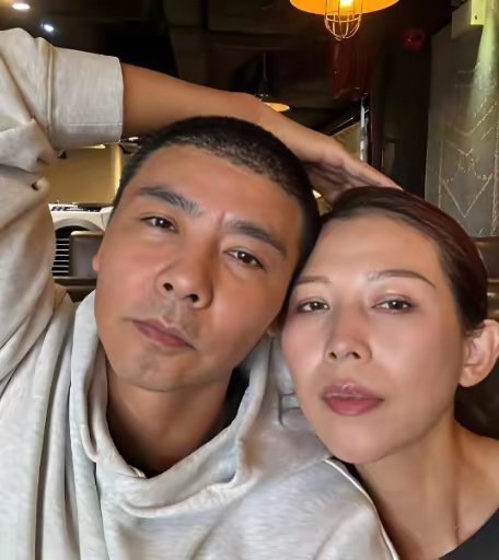 当年，主持人当众问张晋：“你老婆跟了刘銮雄六年，你不介意吗？”话音刚落，现场瞬间