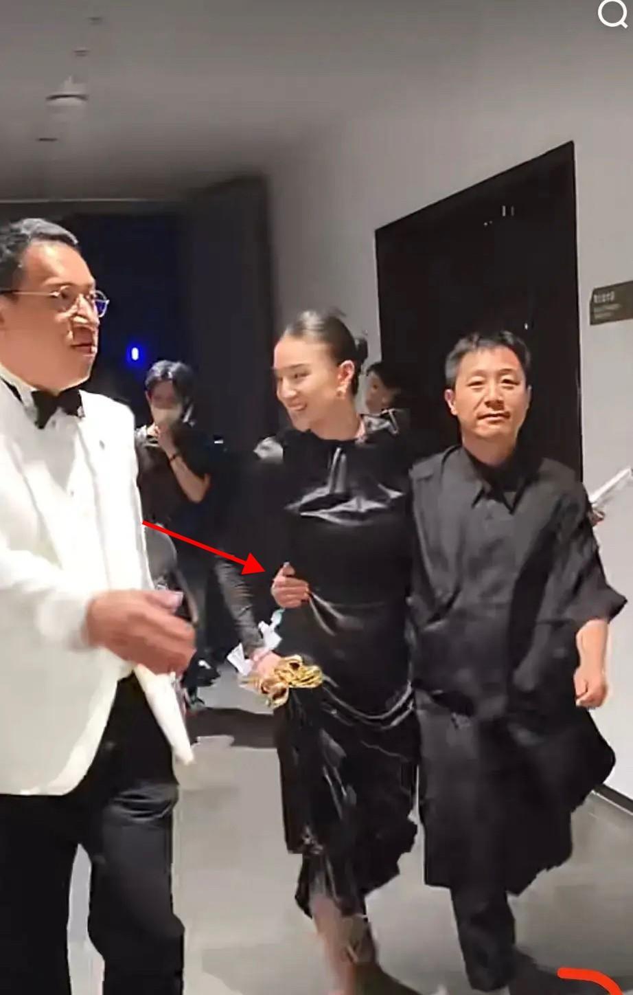 宋佳这是几个意思？难道是得奖冲昏过头了吗？怎么还能跟这么个男人抱着？这谁啊？