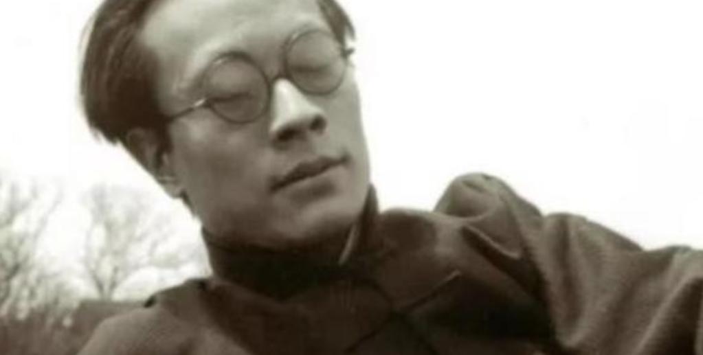 1955年，陆小曼回到家听到一阵女人的叫声，她贴着门缝往里看，一丝不挂的翁端午正